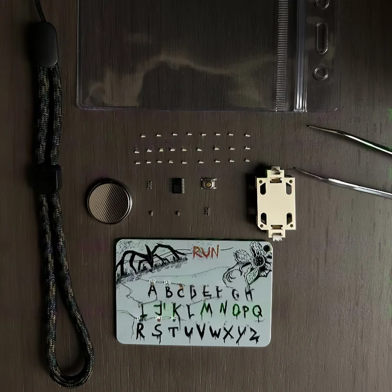 فيلم البضائع غريبة بطاقة ضوء قلادة 26 حرف حقيبة خفيفة سيارة سحر أنيمي البضائع مهرجان يعرض في الأوراق المالية #2