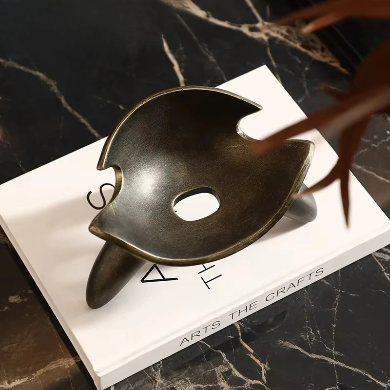 

Retro resin tripod cauldron Chinese hollow desktop sculpture decoration office home decoration