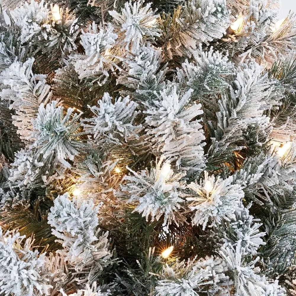 Árbol de Navidad artificial preiluminado de 7,5 pies con luces blancas cálidas incandescentes, árbol de Navidad muy iluminado flocado con nieve con rama de 12884