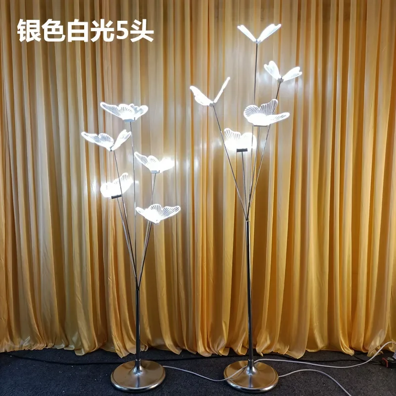 Oggetti di scena per matrimoni, lampadario a farfalla in ferro battuto, piombo stradale per collegare luci, scena di proposta di disposizione dell'illuminazione della scena di nozze.