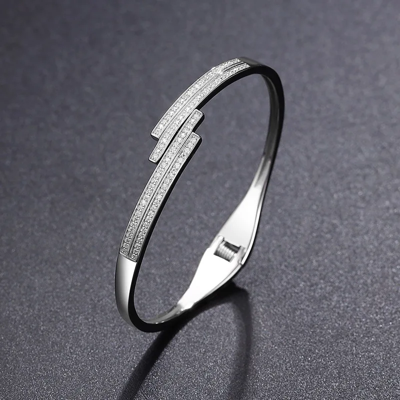 

Elegant S925 Sterling Silver Moissanite Open Bangle – Versatile & Chic Jewelry