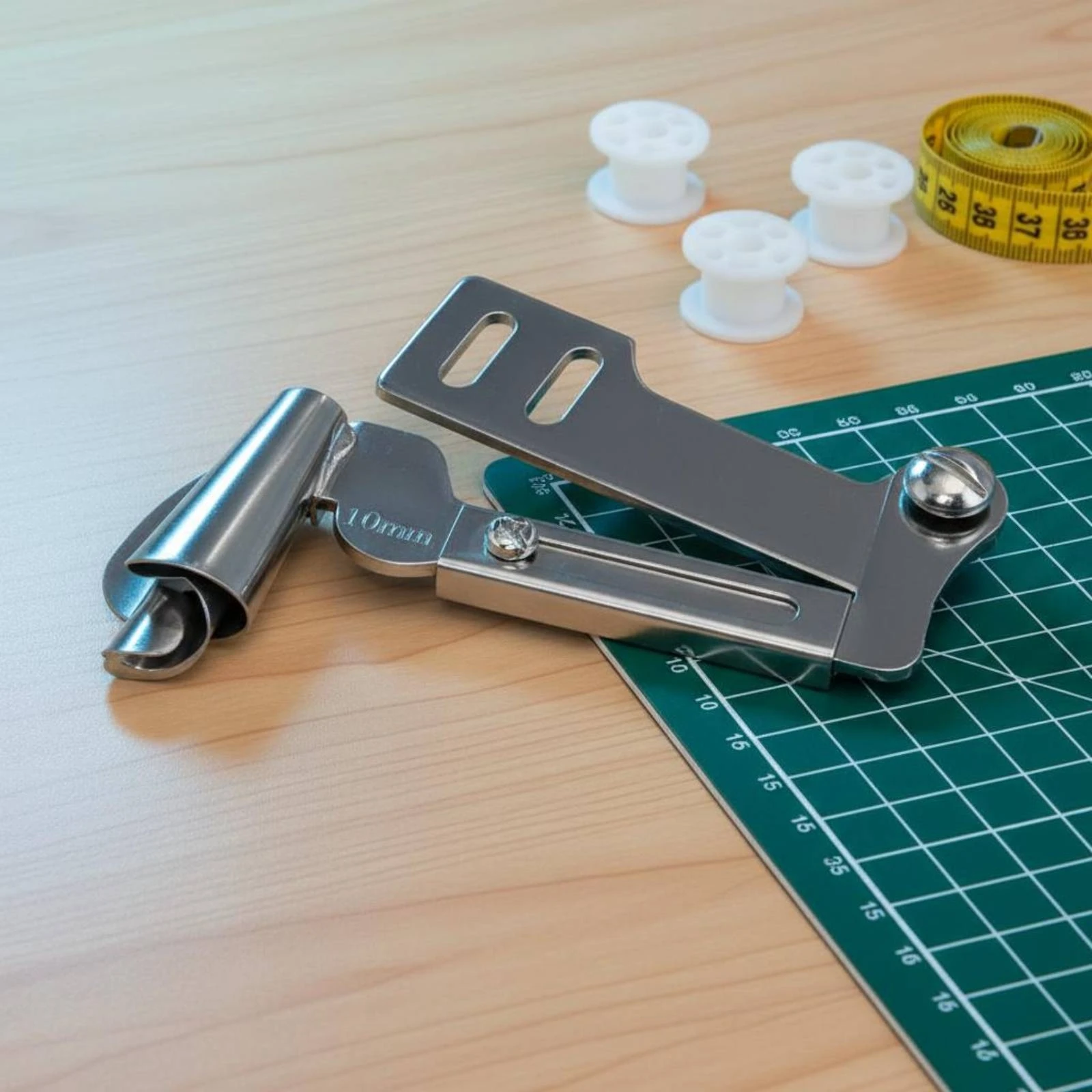 

Spiral Binder Foot Even Material Folding Industrial Sewing Binder Rolled Hem Attachment with Mounting Screws Craft Tool