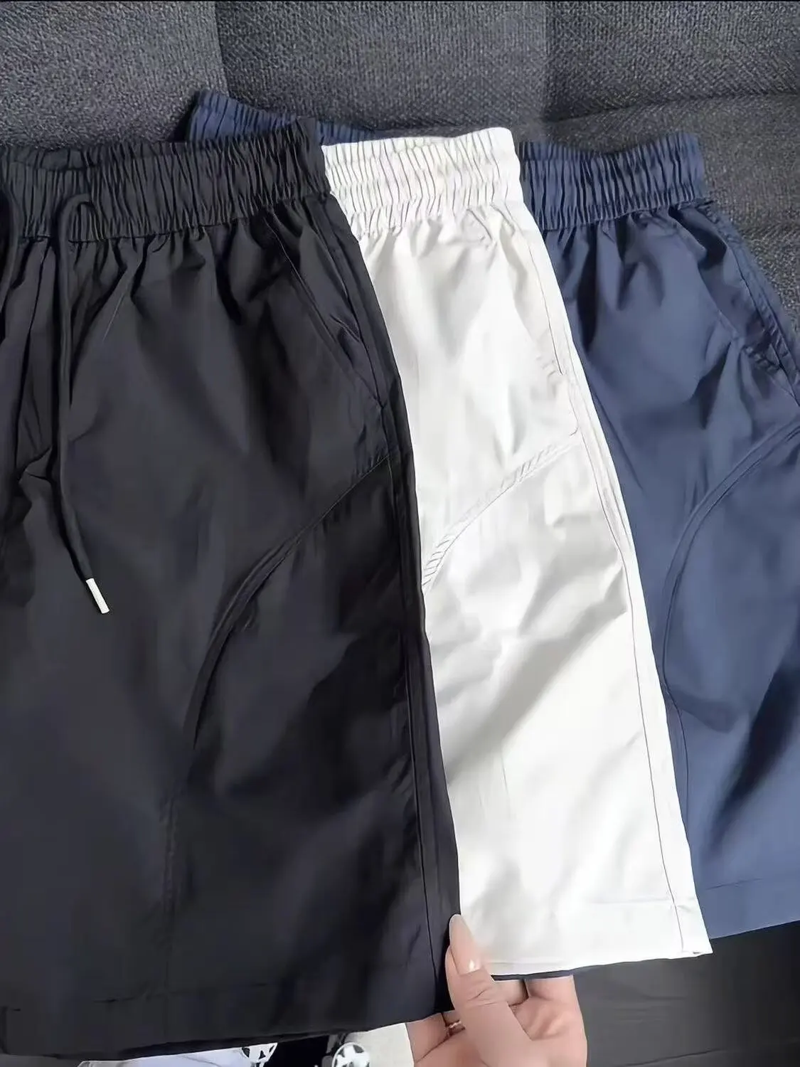 กางเกงขาสั้นผ้าไหมน้ําแข็งทรงเอียงแห้งเร็วสําหรับผู้ชาย แบรนด์อินเทรนด์ในช่วงฤดูร้อนกางเกงยาวปานกลางชาร์จหลวมบวกห้านิ้ว p
