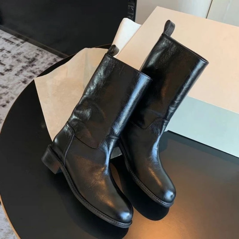 Retro-Cowboystiefel für Damen, knöchelhoch, mit runder Spitze und niedrigem Absatz, zum Überziehen, klassische Winterstiefel für den Alltag und Partys. – Detail 3