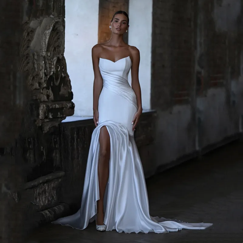 شاطئ حورية البحر الأبيض الساتان فساتين زفاف 2026 مثير عارية الذراعين حمالة الطية الجانب الشق بسيط بلا أكمام ذيل محكمة فستان زفاف