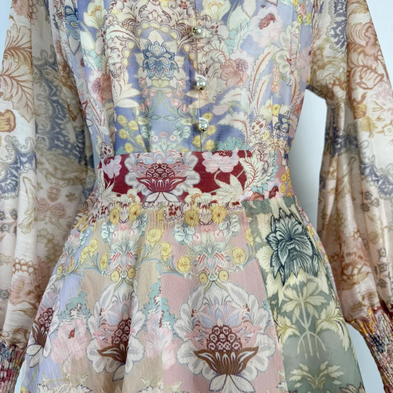 فستان نسائي بطبعة زهور عتيقة مع ياقة عالية وأكمام واسعة، مع تنورة عالية الخصر ذات حافة واسعة للغاية