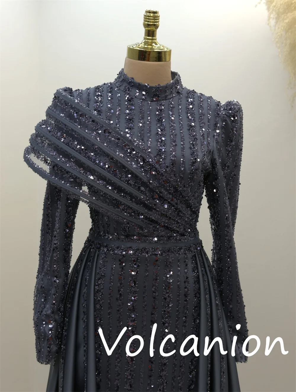 Abiti lunghi personalizzati con colletto a trapezio con pieghe in paillettes Charmeuse di alta qualità Occasioni su misura Sparkle