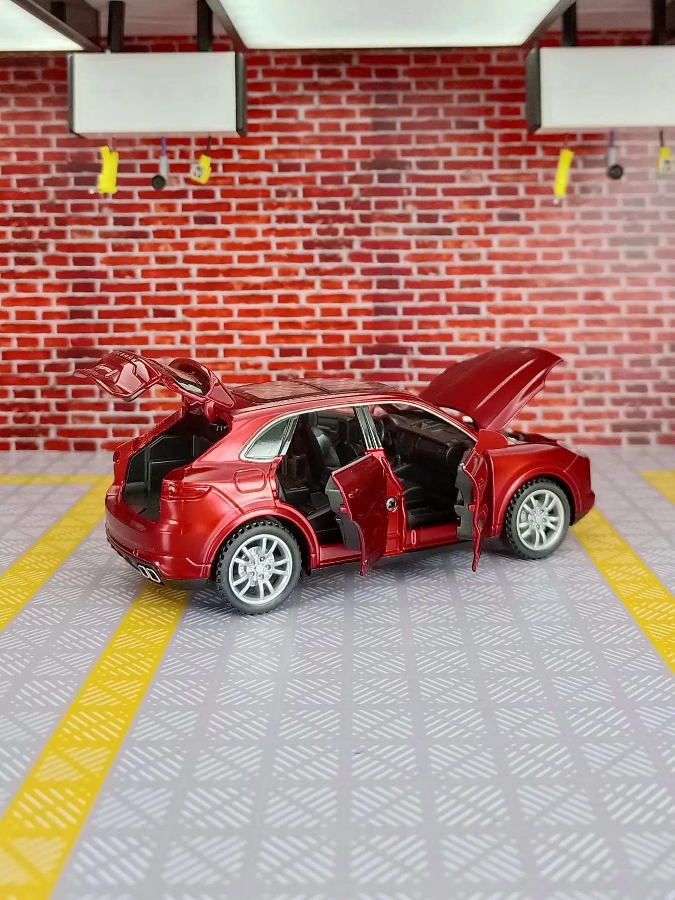 1:32 Porsche Cayenne Legierungs-Geländewagenmodell, zurückziehbarer akusto-optischer Spielzeugtür und Motorhaubenhülle kann geöffnet werden