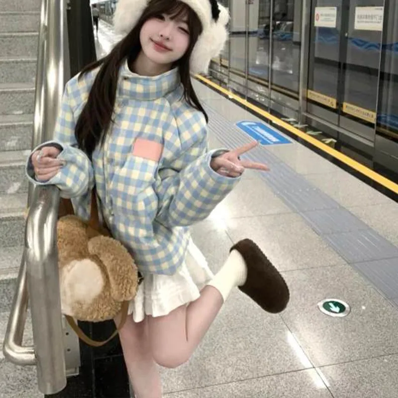 

Женская пуховая парка с желтыми деталями в стиле Акетон: исторические мотивы, средневековые вдохновения, традиционные элементы, винтажные акценты