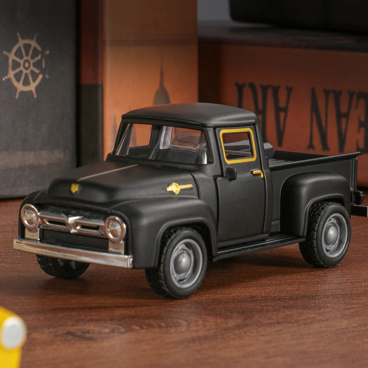 1:43 Classic Vintage Pickup Truck Model Pull-Back Toy Car with Opening Doors, Realistic Detail Design, Collectible, Classic Car