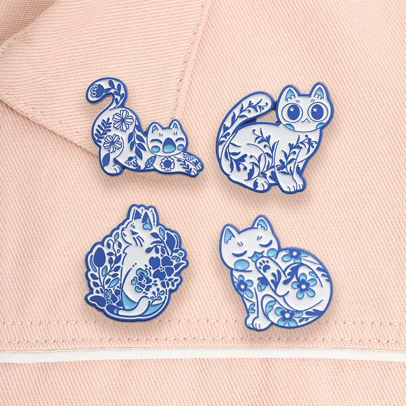 Blau-weiße mediterrane Blumen-Katzen-Emaille-Pin, Cartoon-Retro-Keramik-Kätzchen-Metallbrosche, Taschen-Reversnadel, Schmuckgeschenk für einen Freund – Detail 10