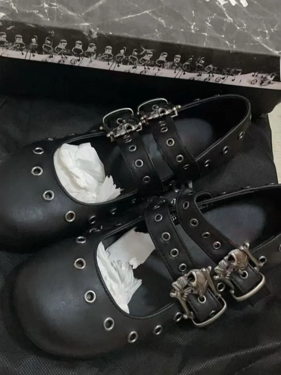 chaussures-plates-de-style-gothique-punk-ornees-de-rivets-et-d’un-motif-de-crane-de-type-ballerines-et-mary-jane-pour-femmes-avec-un-motif-de-tete-de-squelette-sombre-et-une-petite-chaussure-en-cuir