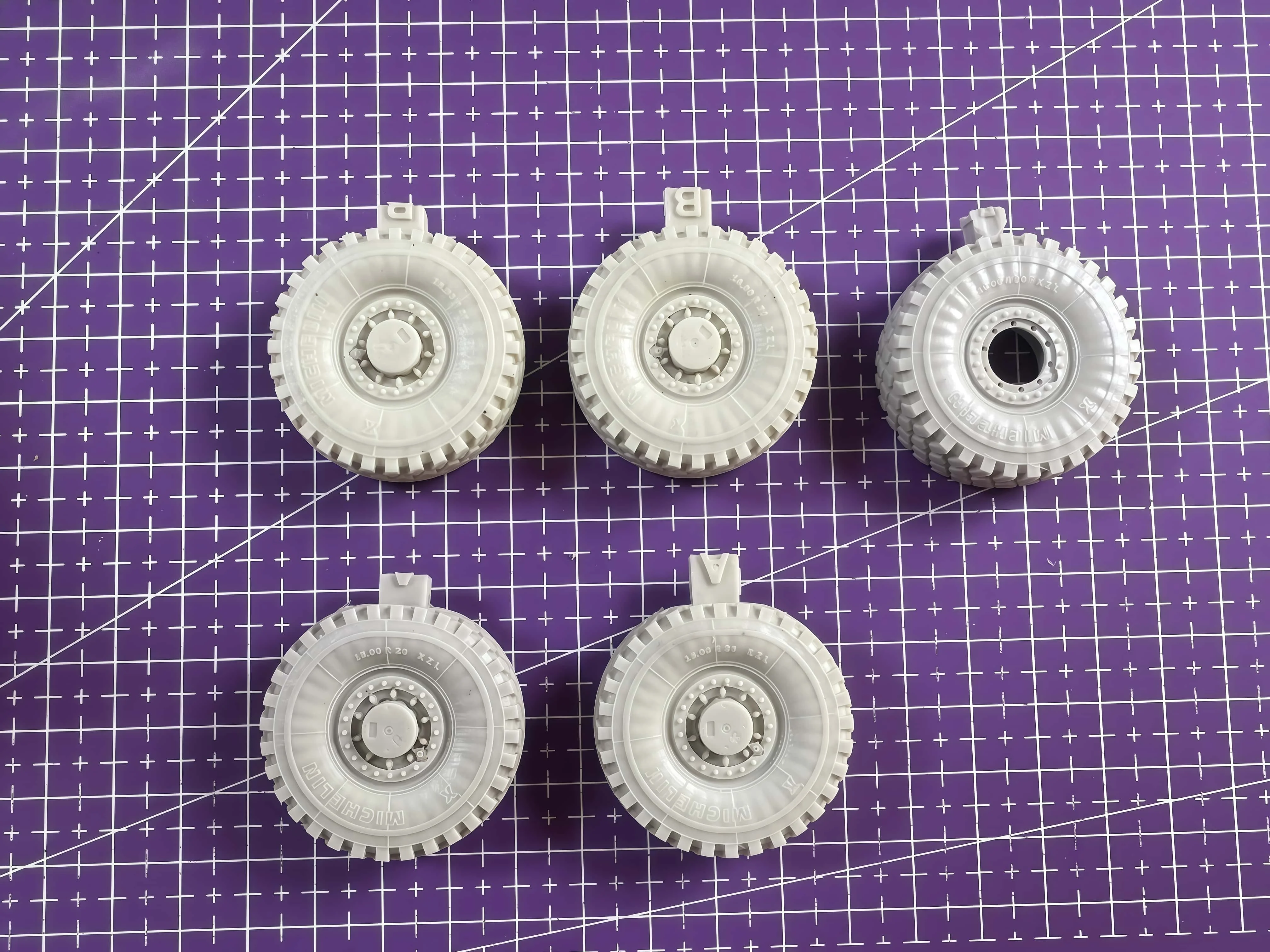 

1/35 Cast Resin Model, Tire Modification Accessories, Unpainted (MATV Lightning Protection Vehicle)