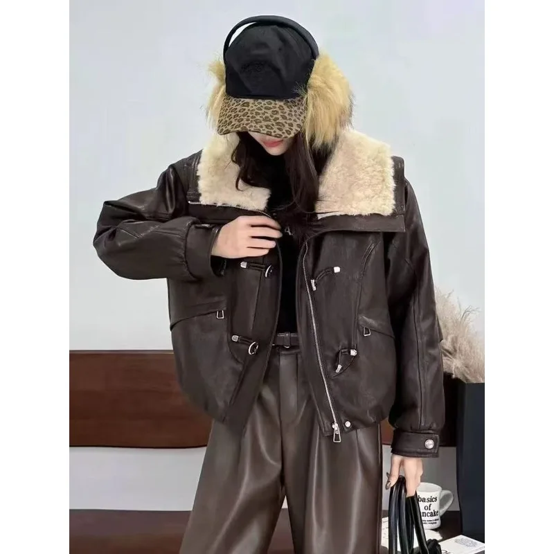 سترة نسائية من جلد البولي يوريثان على طراز هونج كونج سترة جلدية بياقة من جلد الخراف سترة شتوية جديدة خفيفة دافئة نمط التغلب في معطف خارجي