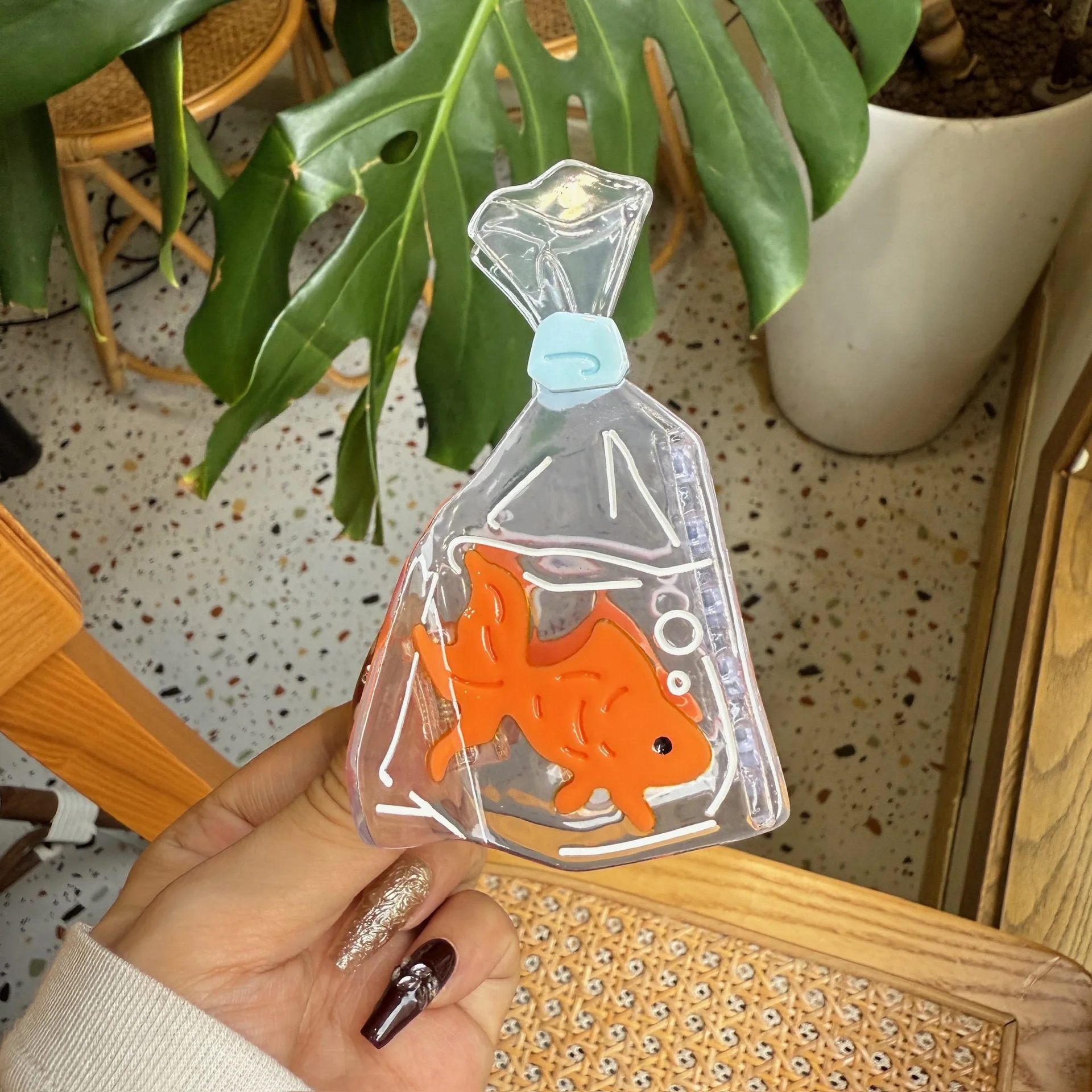 تصميم لخزان الأسماك الشفافة على شكل سمكة ذهبية، تصميم ممتع لخزان الأسماك باللون البرتقالي والأزرق، مناسب لتصفيف الشعر غير الرسمي