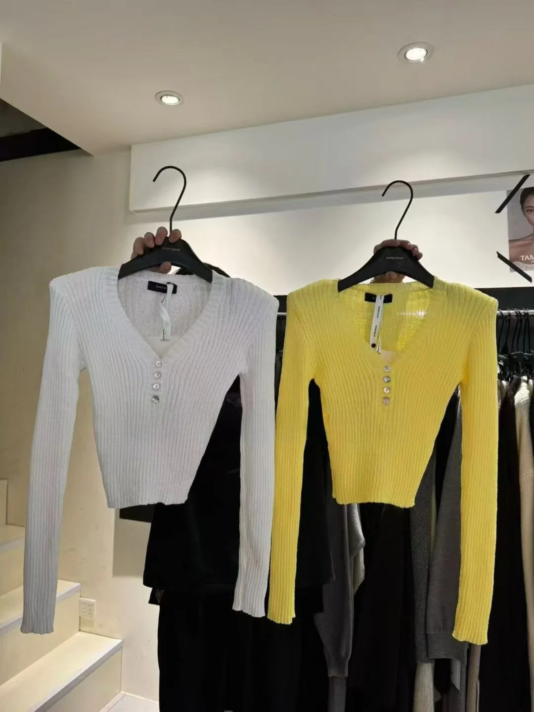 

Faionable Korean Sle V-Ne Long Sve Knitted Top Women Slim Fit Base irt Autumn 2025 Commute Sle Button Detail