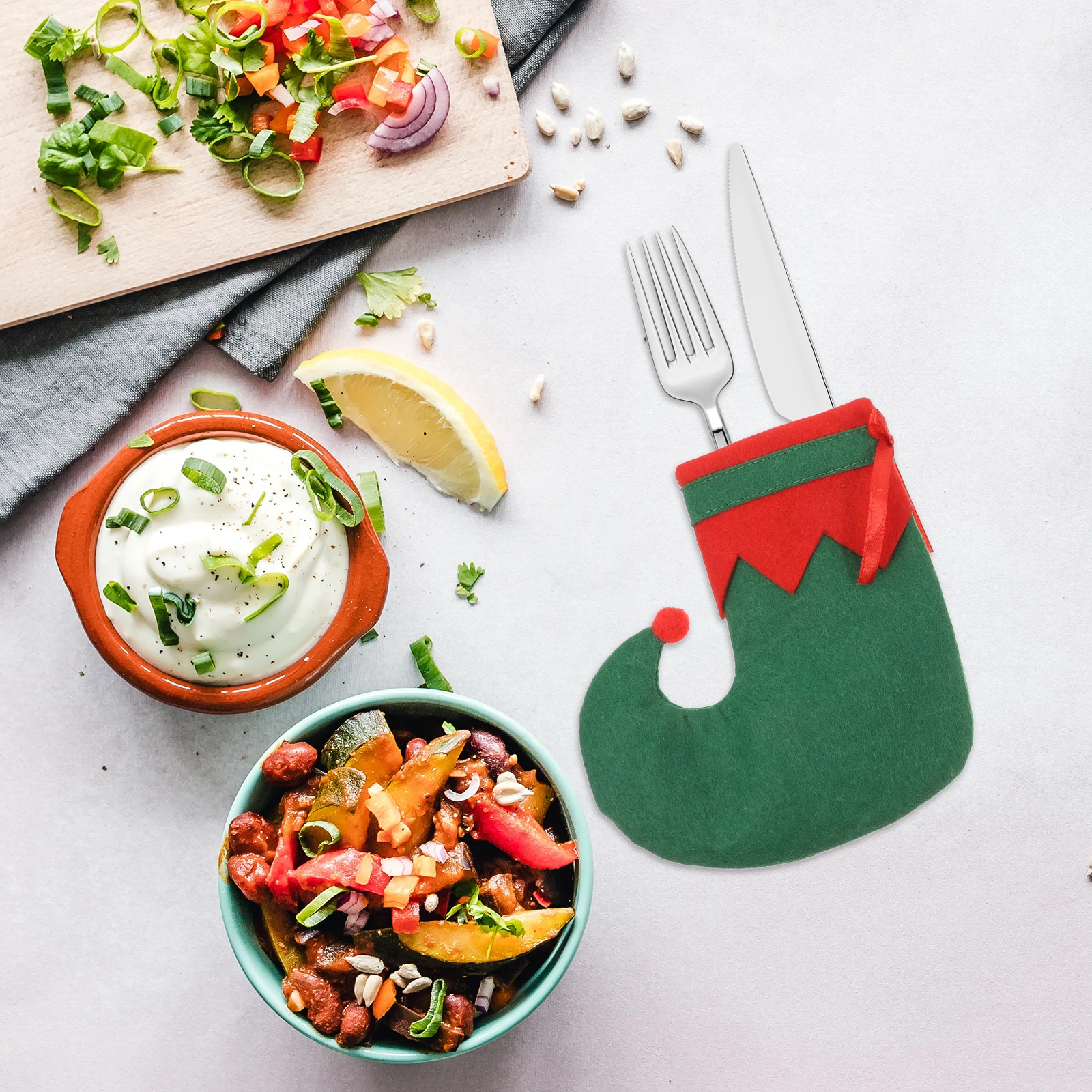 

2pcs Christmas Elf Sock Utensil Holders Xmas Silverware Holder Knife Fork Protective Covers Holiday Party Decorations Dinner