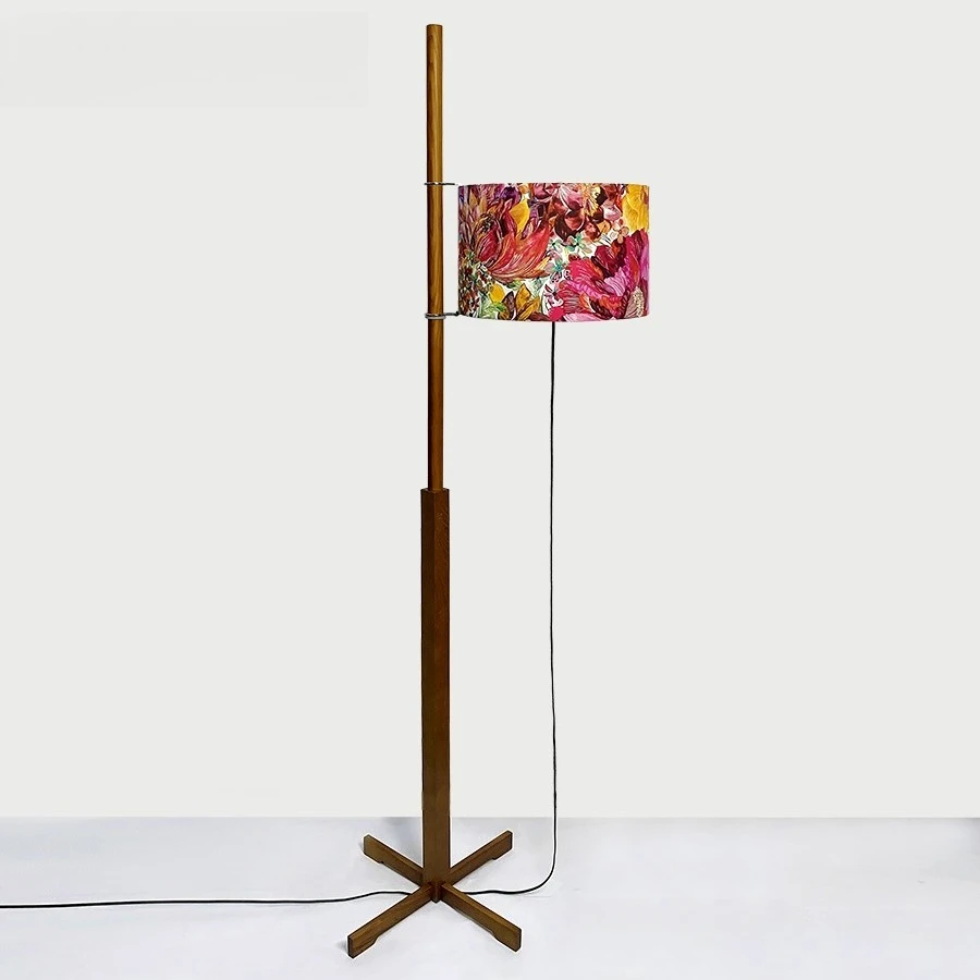 مصباح أرضي من الخشب الصلب على الطراز الفرنسي العتيق من قماش الحرية لجانب الأريكة، ضوء محيط لغرفة المعيشة الحديثة في منتصف القرن #1