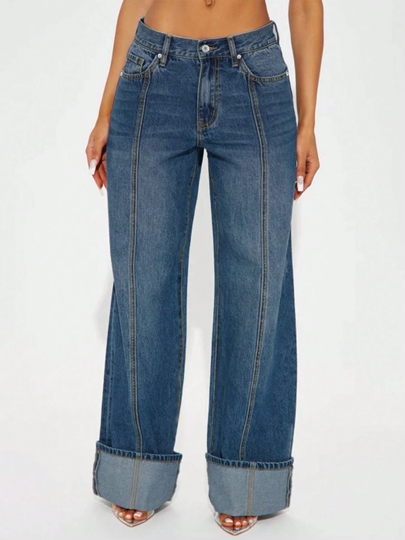 

Straight-leg jeans for women have a strong design sense. The cuffs can be worn on both sides and the edges can be rolled up