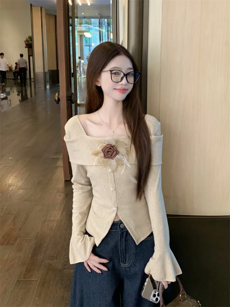 

Sweet Hot Girl Maillard свитер с открытыми плечами и расклешенными рукавами, женская осенне-зимняя нерегулярная облегающая трикотажная рубашка с цветочным принтом