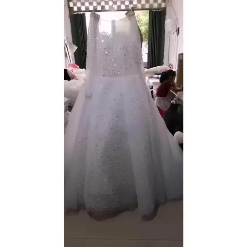 ชุดแต่งงานเจ้าสาวทรงบอลกาวน์ประดับมุกและลูกปัดแบบสั่งทำพิเศษ สไตล์ซาอุดิอาระเบีย คอซีทรูแขนยาว