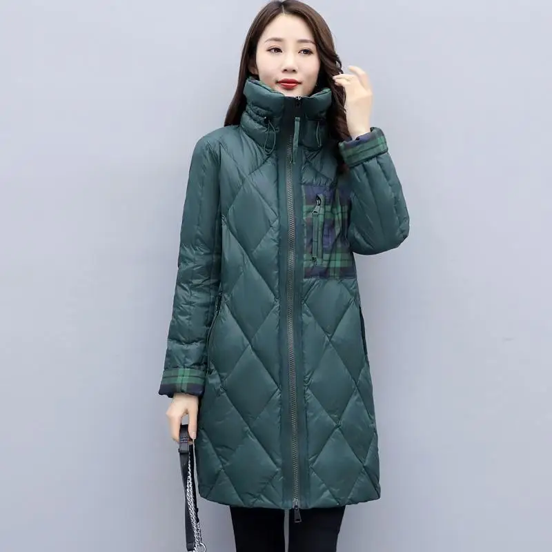 

Женская удлиненная пуховая куртка белого цвета свободного кроя с воротником-стойкой, утепленная, на молнии, для повседневной носки зимой