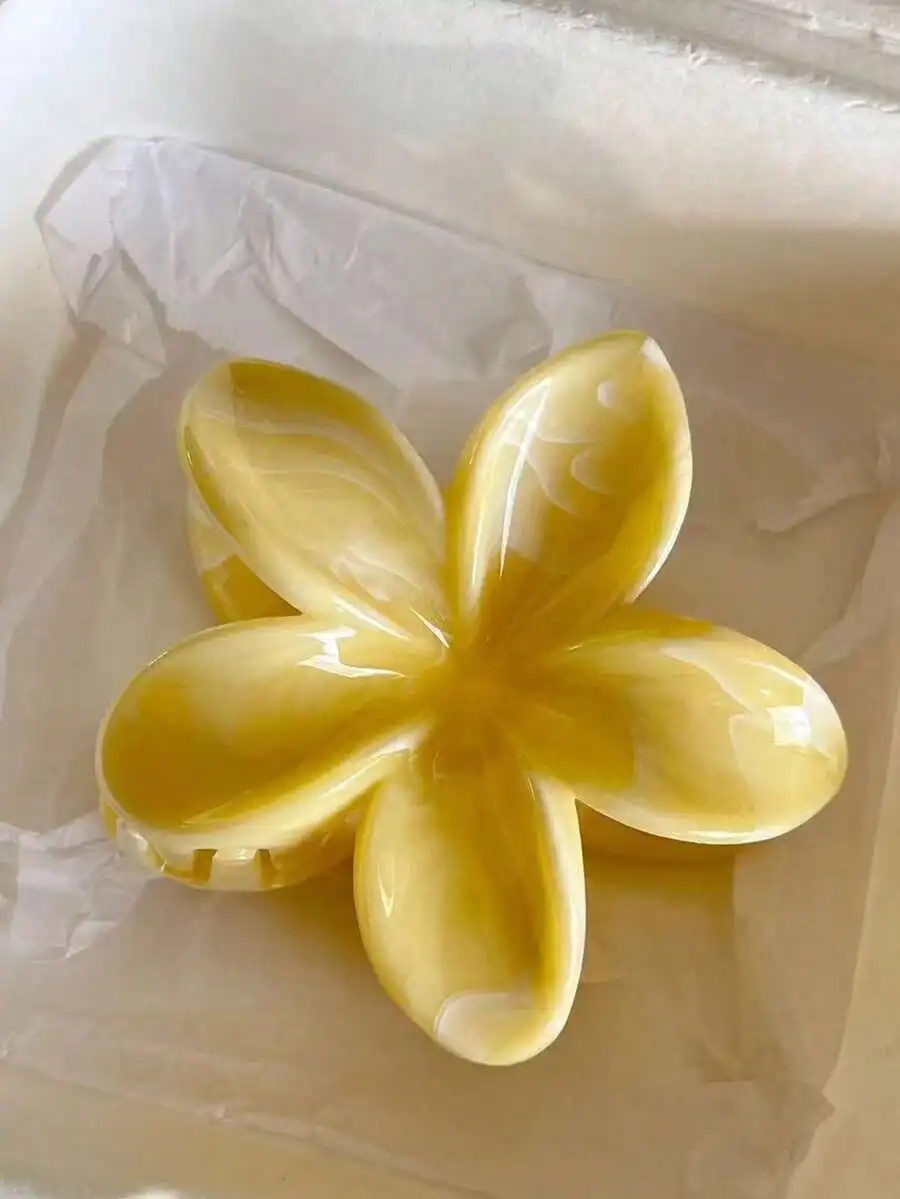 

Yellow Acrylic Flower Claw Hair Clip For Women Minimalist Beach Vacation Accessory