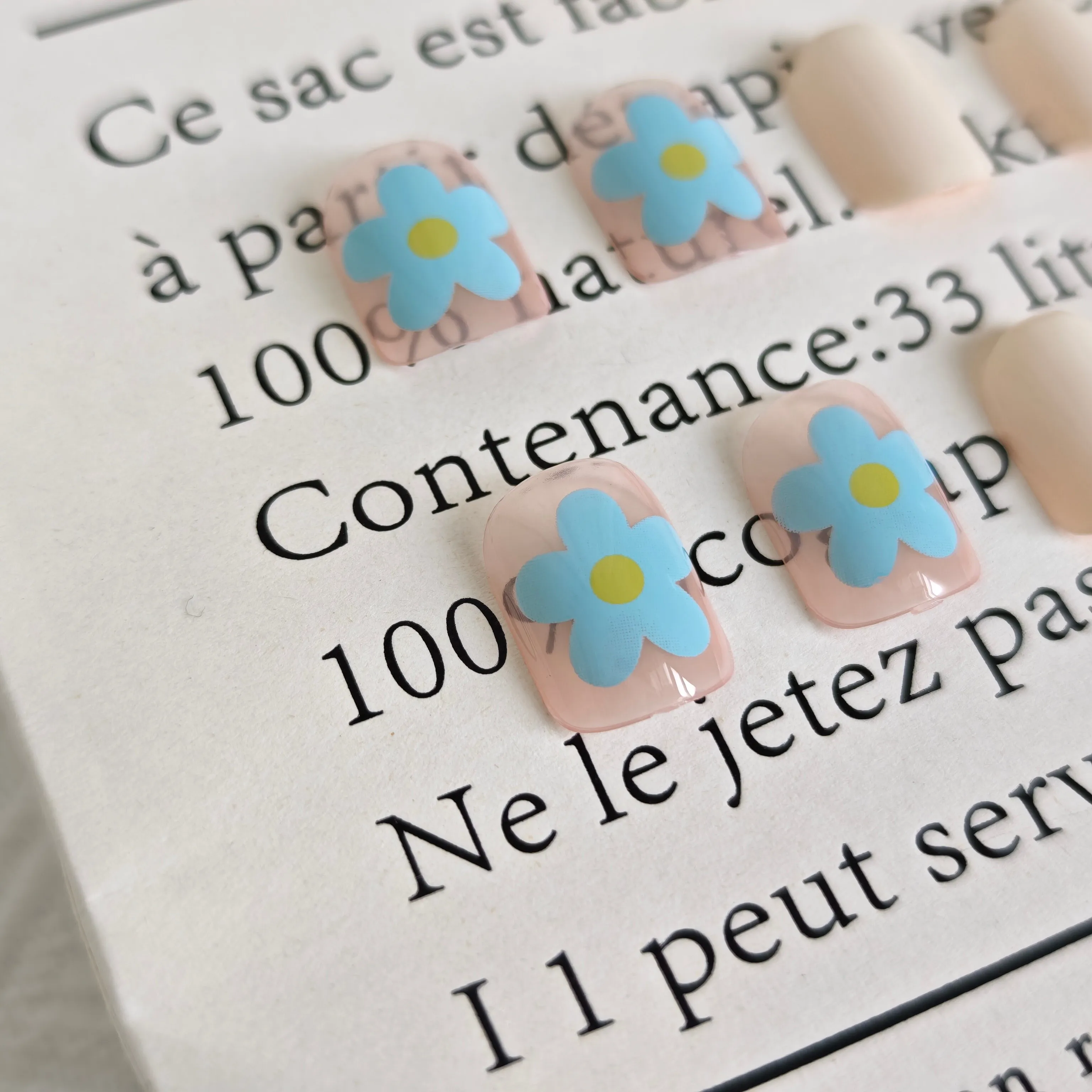 24 pezzi di stampe floreali blu per unghie Design alla moda Crema a forma di balletto Press-On Lunghezza corta e dimensioni miste Set di unghie finte