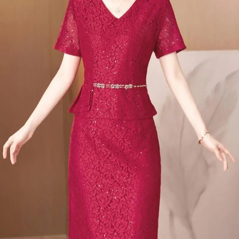 

Красная кружевная отделка контрастного цвета с блестками в стиле пэчворк ort Sve Dr Formal Ocn, женская одежда, весна 2026, костюм KTV