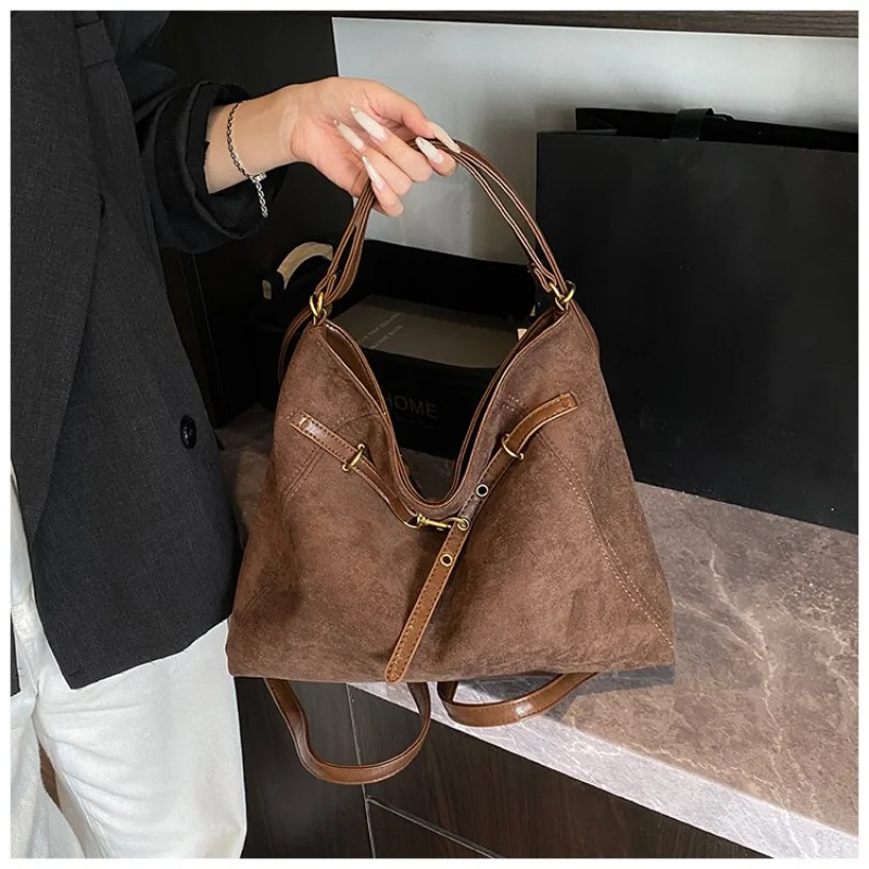 ウッドランドプリントレザーを使用したハイエンドな女性用トートバッグ。トレンディで有名な、きちんと整った、ゆったりとしたデイリールックを実現します。 ​