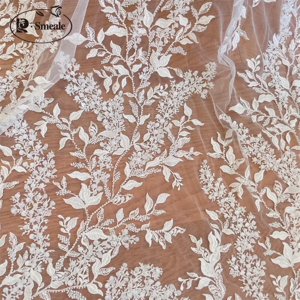 Weißer 3D-Blumen-Perlen-Pailletten-bestickter Spitzenstoff für Hochzeitskleid, glänzender Brautstoff RS4851 – Detail 3