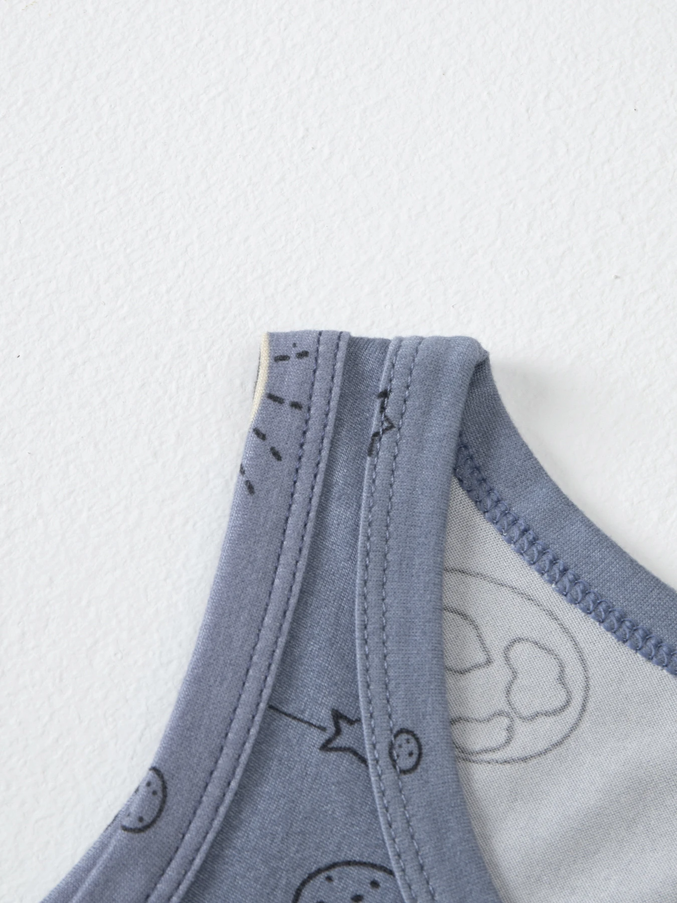 4/5-teiliges Set für Kinder: Bequeme und vielseitige Weste für alle Jahreszeiten, lässiges Rundhals-Oberteil für Jungen, süß bedrucktes Unterhemd für Mädchen. – Detail 24