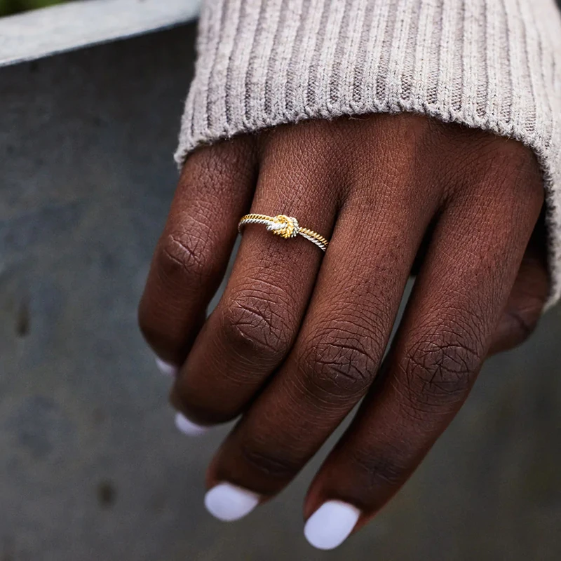 Huitan-Anillo de nudo de Metal de dos tonos para mujer, accesorios de dedo de declaración, anillos femeninos de diseño moderno, joyería creativa de fiesta