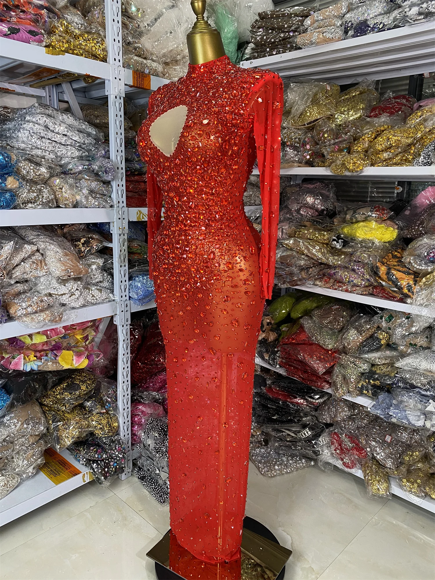 Vestidos de fiesta rojos de lujo para mujer, malla transparente con diamantes de imitación brillantes, manga larga, Maxi vestido largo de fiesta de noche para celebridades, sesión de fotos