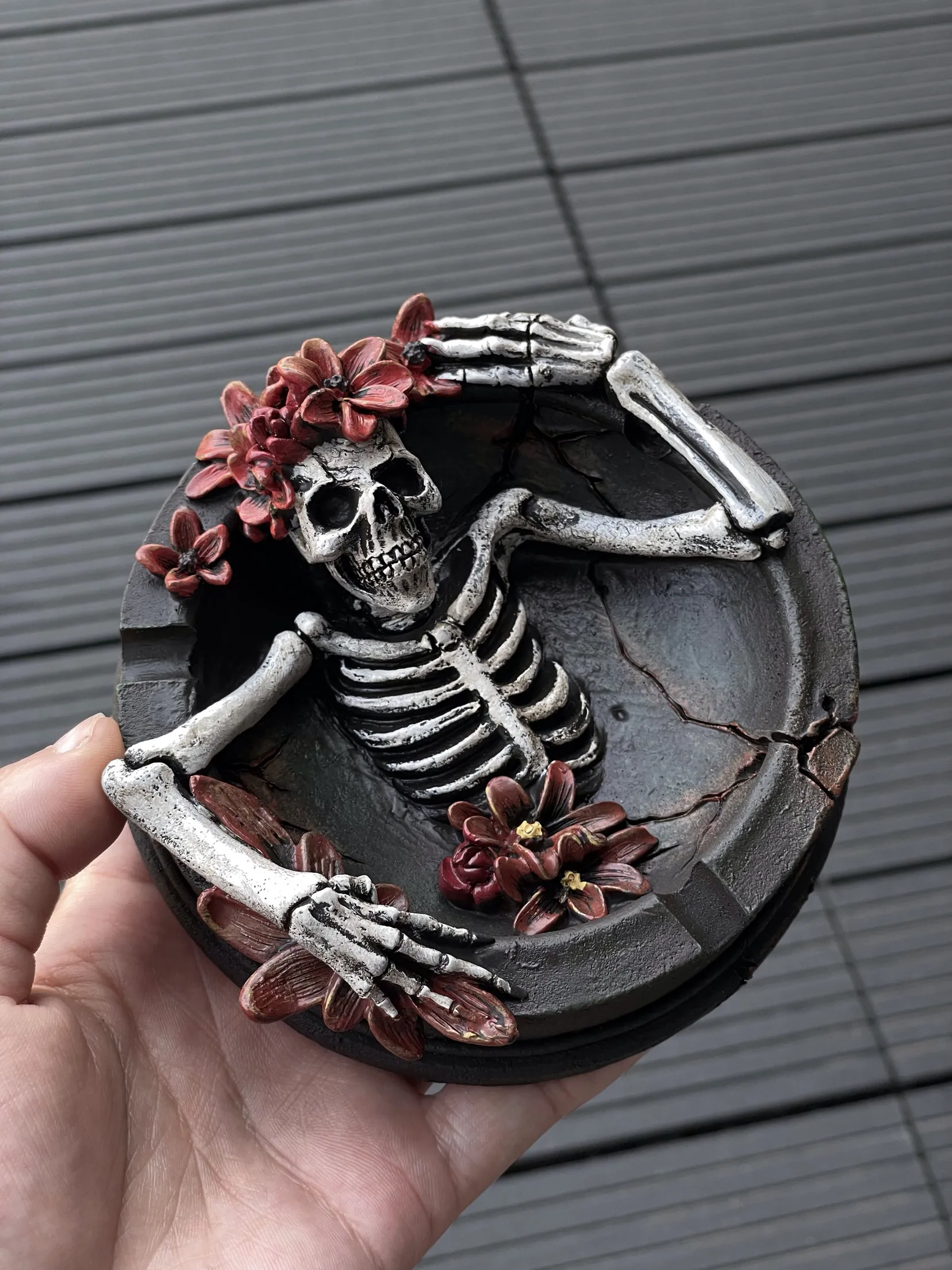 Gothic Skull Floral Resin Ashtray, Skeleton Ornament Tabletop Storage Tray, Unique Christmas Gift for Home Bar Decor