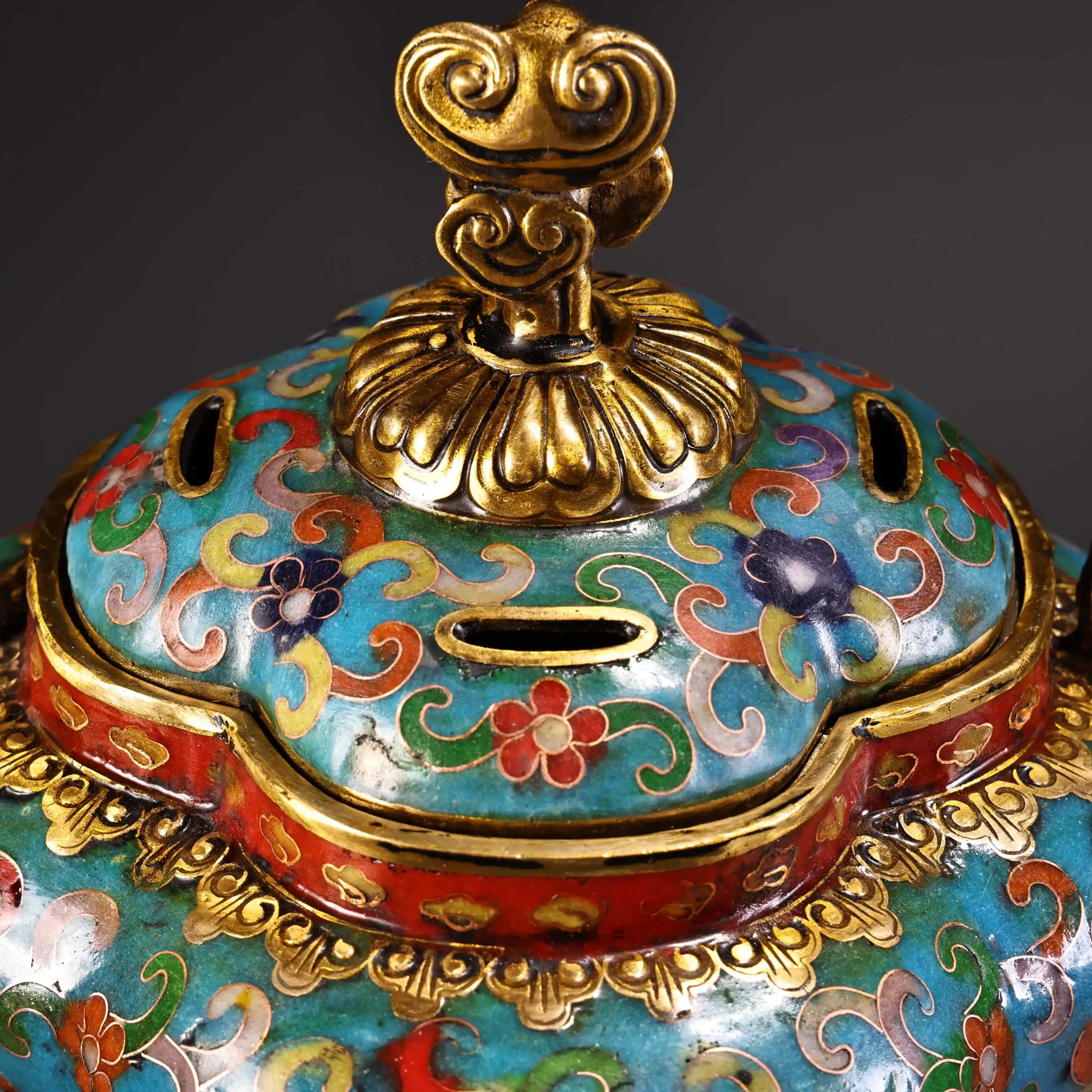 6 "المعابد النيبالية القديمة البرونزية عباءة المينا عالية الإغاثة روي تمثال غطاء التنين الأذن ثلاثة أرجل البخور الموقد