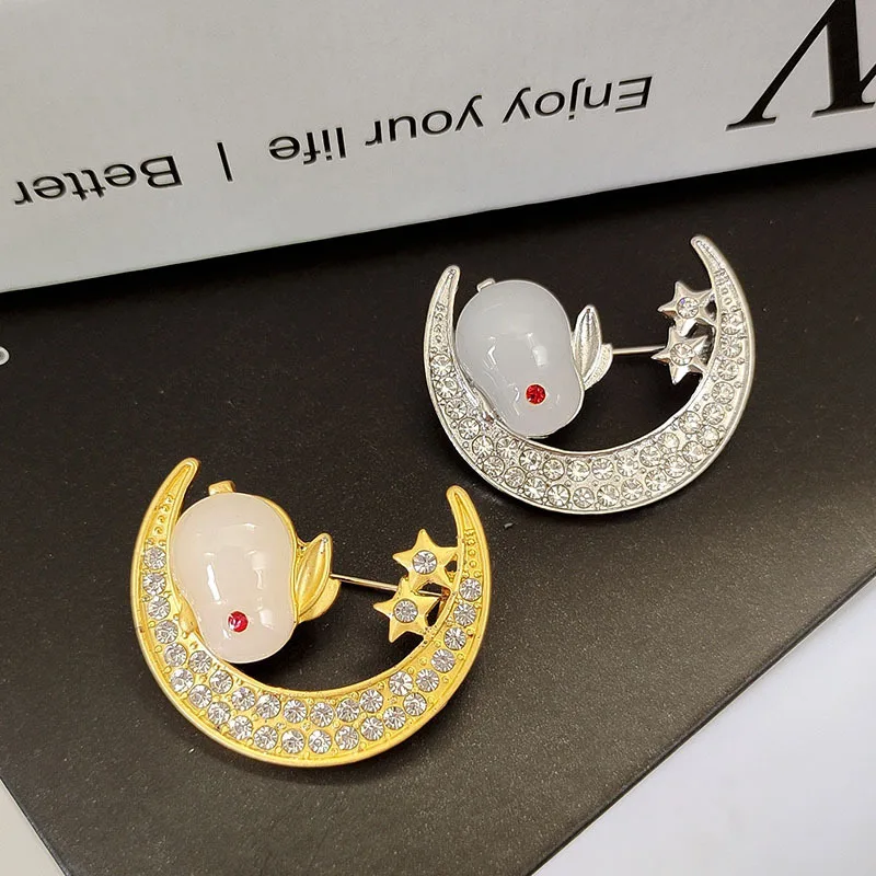 

The high-end niche Crescent moon Jade Rabbit brooch features a fashionable and multi-functional design