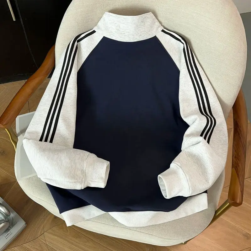 سترة صوفية عصرية بسحاب مطبوع عليها حروف هالو كيتي للخريف والشتاء باللون الأبيض والرمادي مع سترة طالب باللون الأزرق الداكن