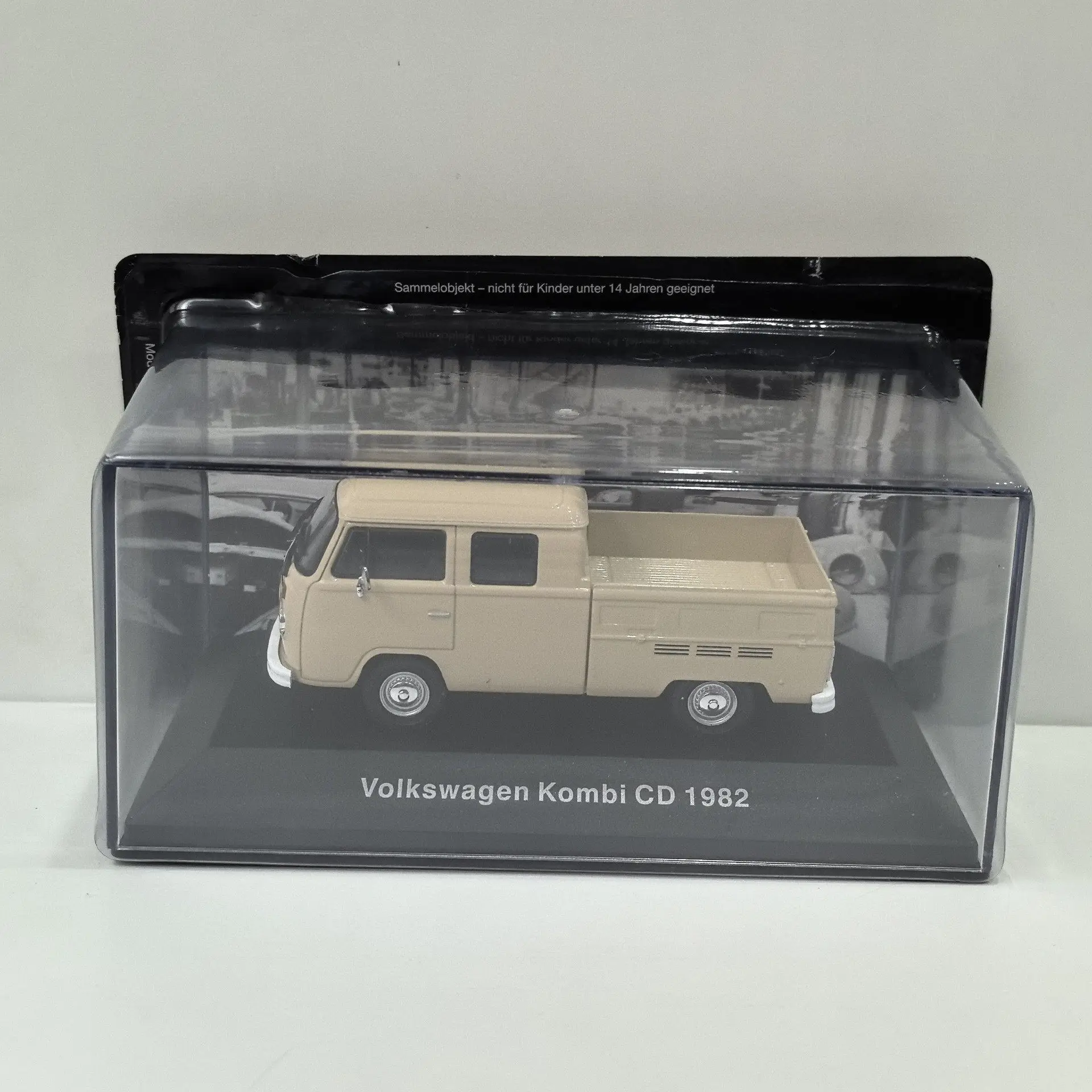 

Масштабная модель автомобиля IXO 1/43 VW KOMBI CD 1982 2S из литого металла