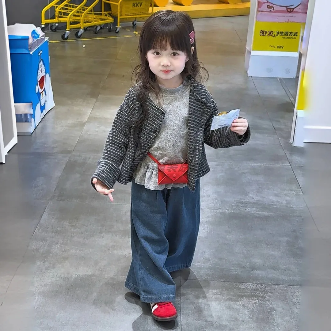 طقم كاجوال مكون من ثلاث قطع للفتيات، يتميز معطف خريفي مخطط، تي شيرت فضفاض أنيق ومتعدد الاستخدامات للأطفال