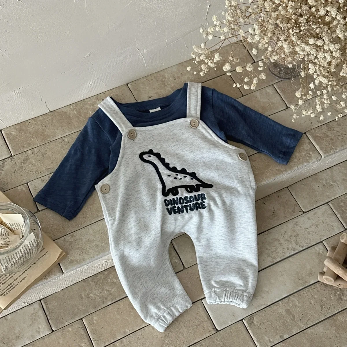 Conjunto de ropa para bebé, 2 piezas: camisa de manga larga azul marino + peto con tirantes y apliques de dinosaurio gris, conjunto informal de primavera.