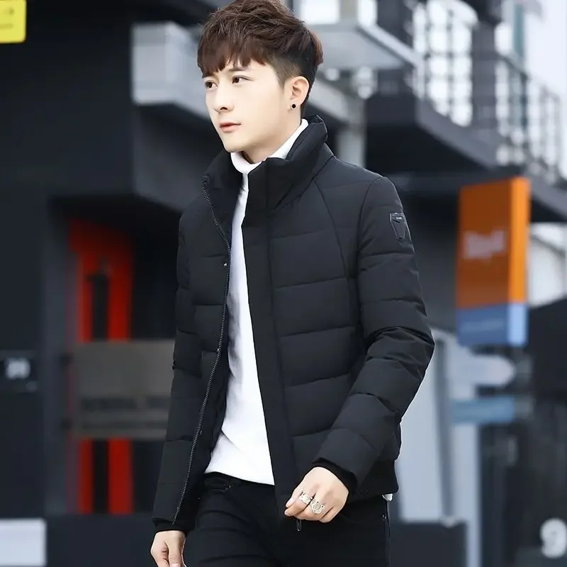 

​ 2025 зимнее новое мужское пальто в корейском стиле с воротником-стойкой, утолщенное хлопковое стеганое пальто, молодежная модная куртка-пуховик для отдыха ​