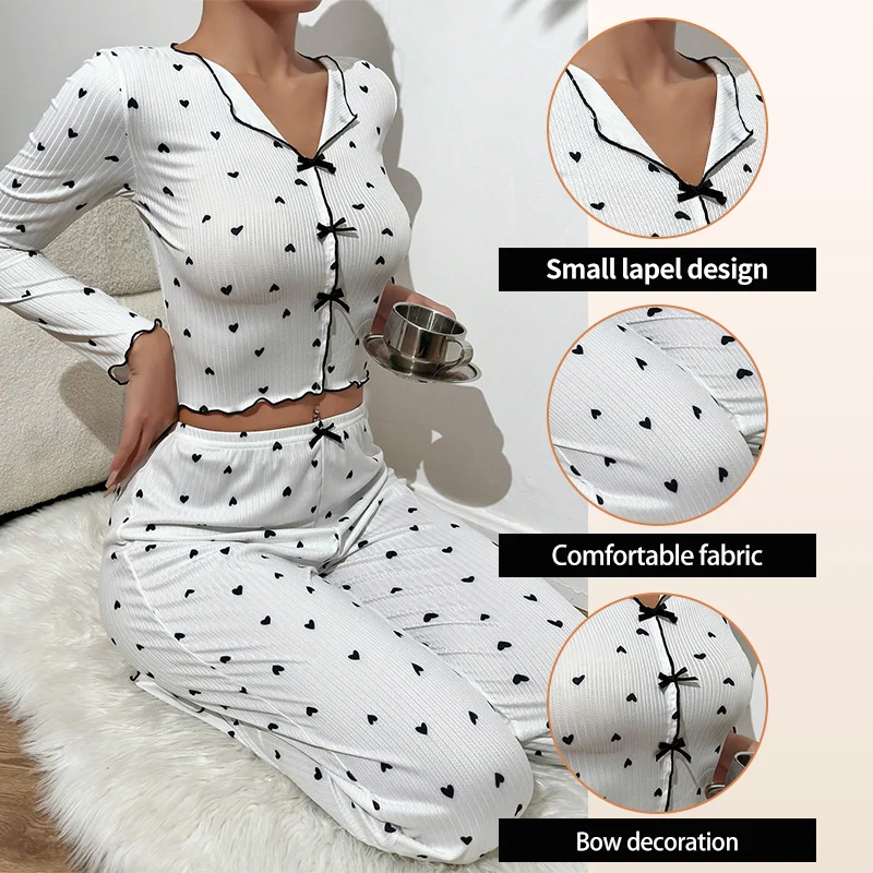 طقم بيجامة نسائي برقبة على شكل حرف V مع أكمام طويلة مطبوعة على شكل قلب مع بنطال طويل ومزين بالخس طقم بيجامة نسائي