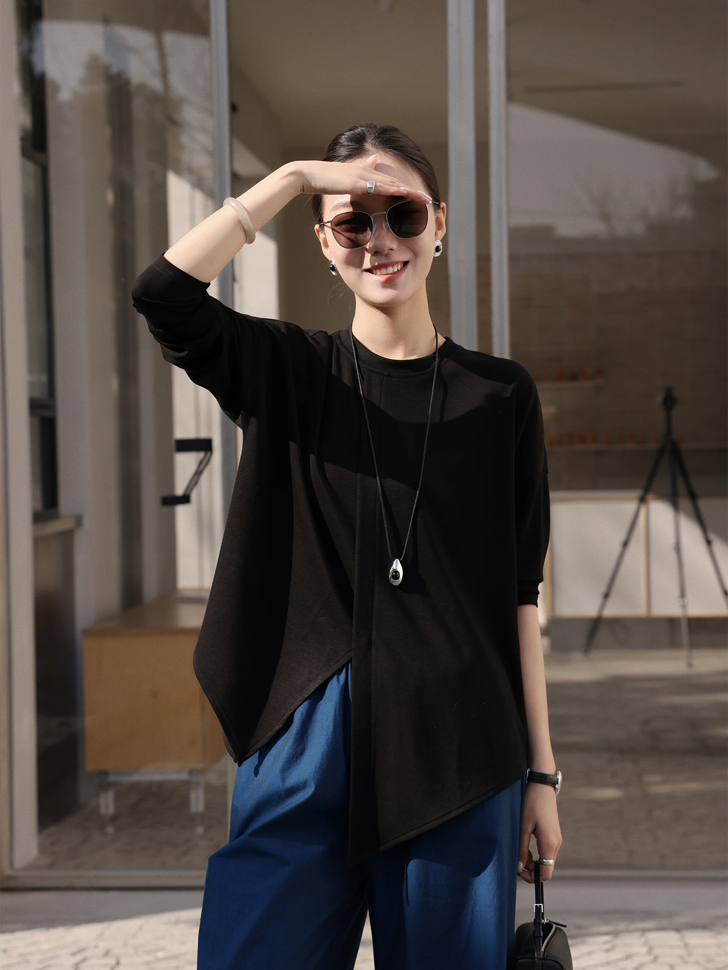 

Черная женская футболка с длинным рукавом и круглым вырезом, новая весенняя модель, повседневная, удобная, свободного кроя, универсальная, в стиле кэжуал.