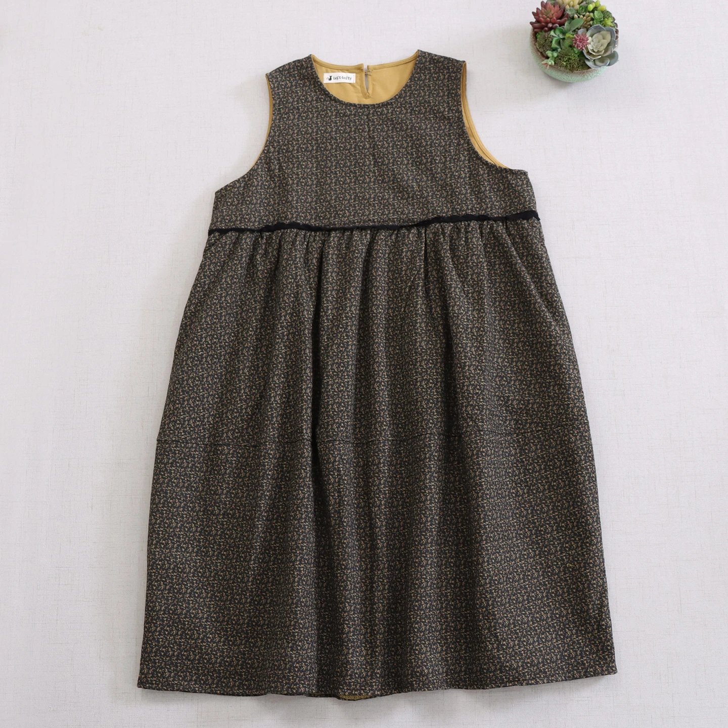 日本の森ガールヴィンテージ花柄プリント厚手の綿のドレス女性秋冬 O ネックノースリーブカジュアルルーズタンクドレス