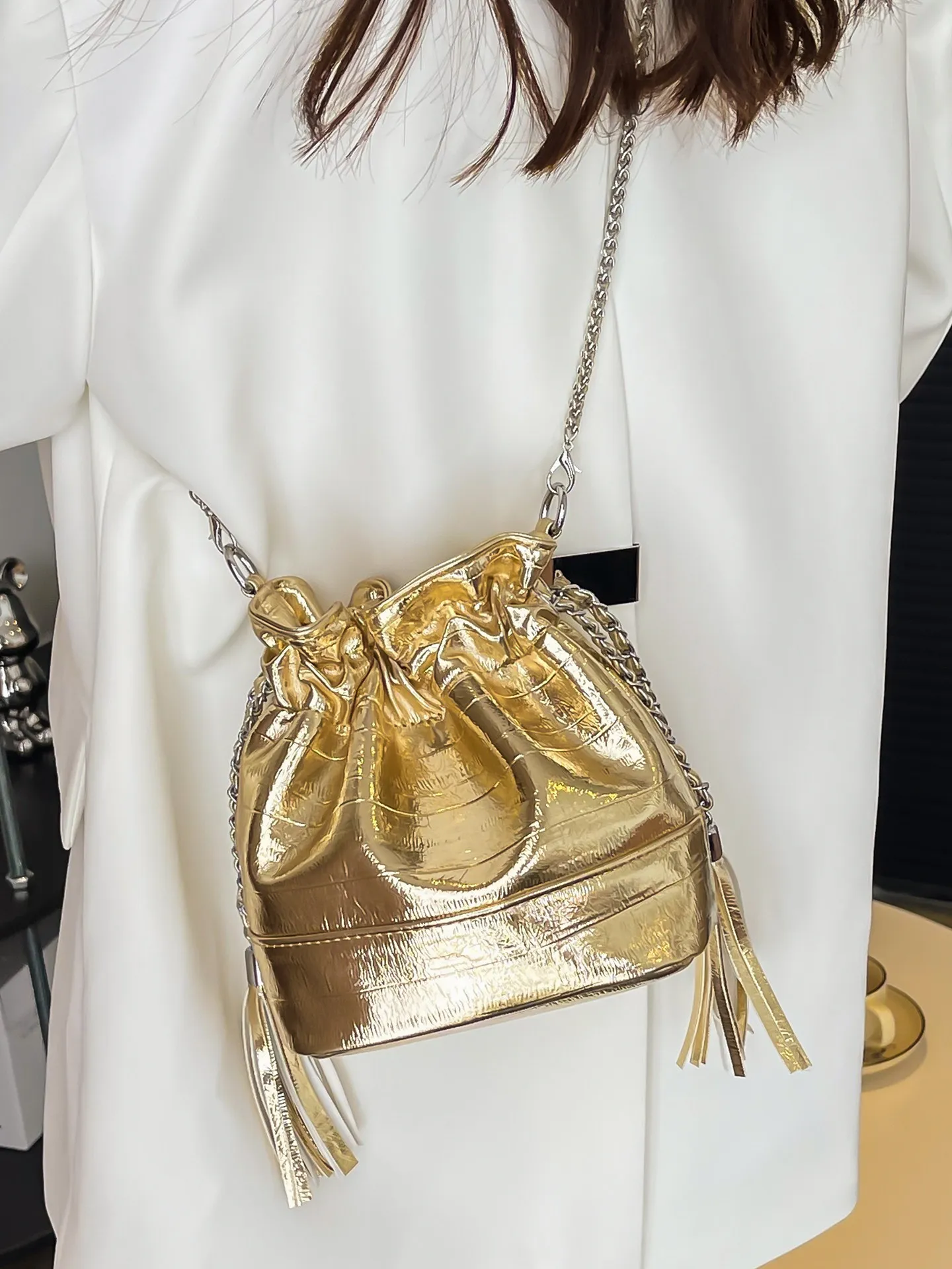 

Golden Patterned Chain Crossbody Bag Fashionable High-End Glossy Tassel Drawstring Shoulder Bag Women's Small Square Bag New