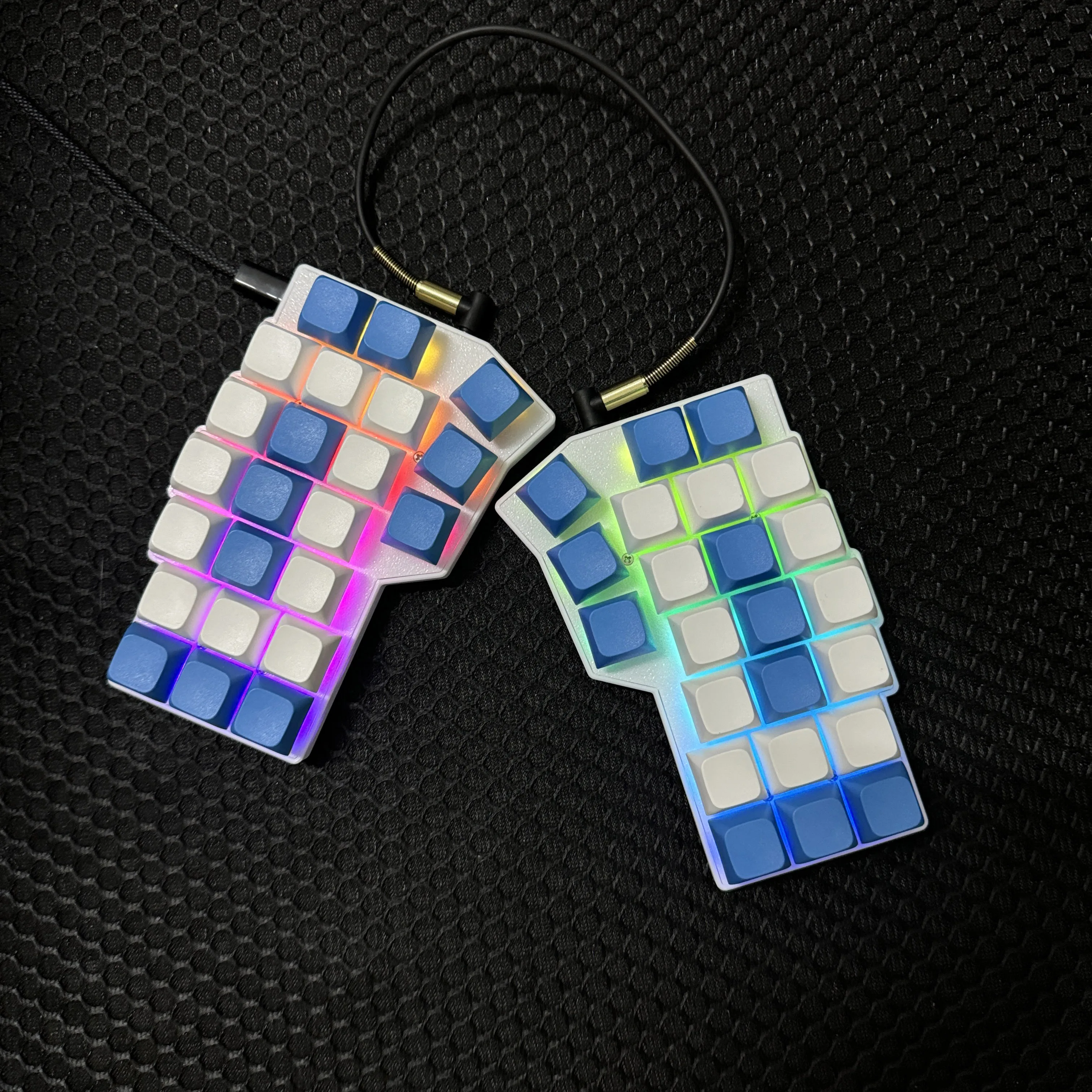 

Corne V4 Wired Split Keyboard Kit Customized RGB Hot Swap Ergonomics Single Mode Mini Split Mechanical Keyboard for VIAL Keymap