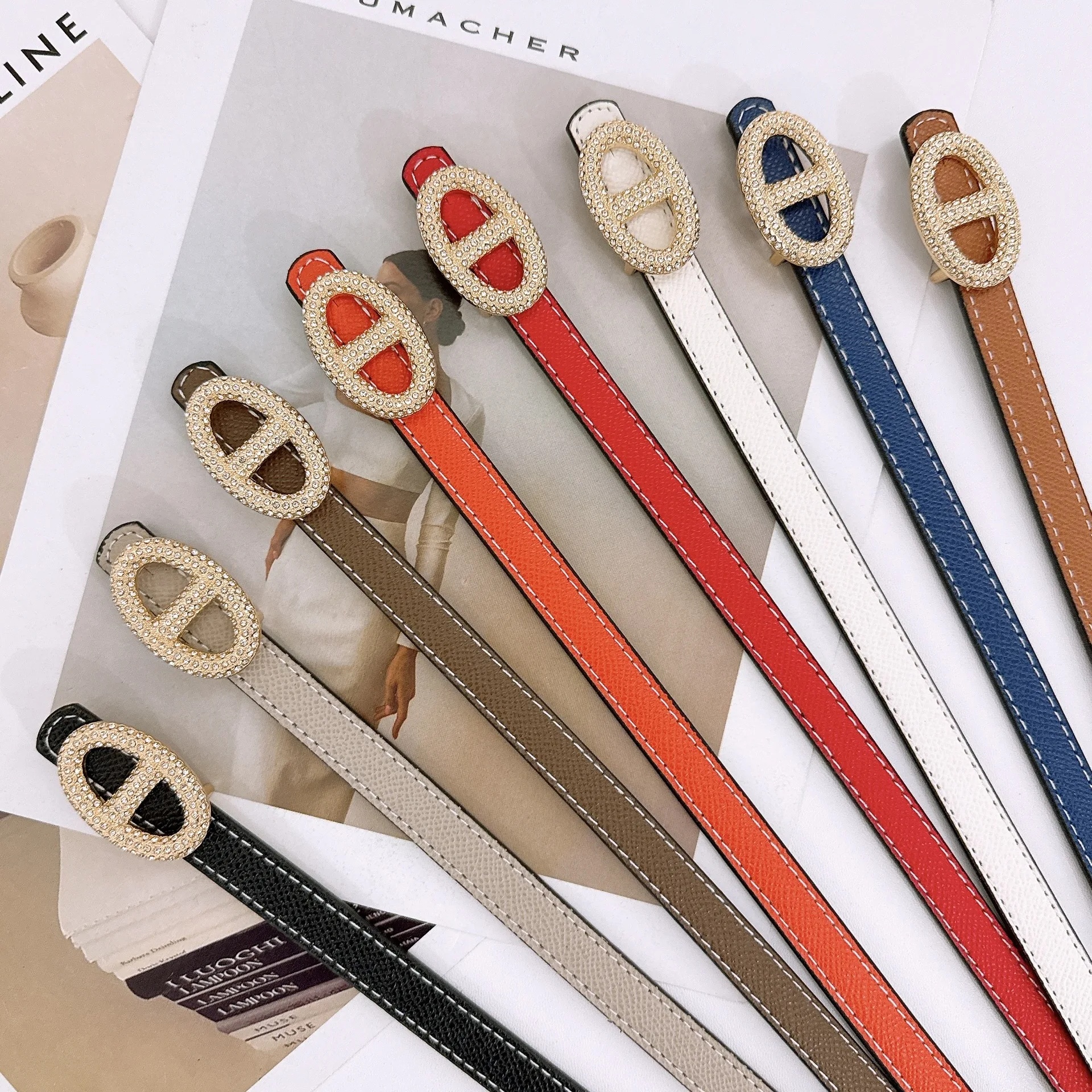 حزام نسائي أنيق مع زر حرف معدني مزخرف