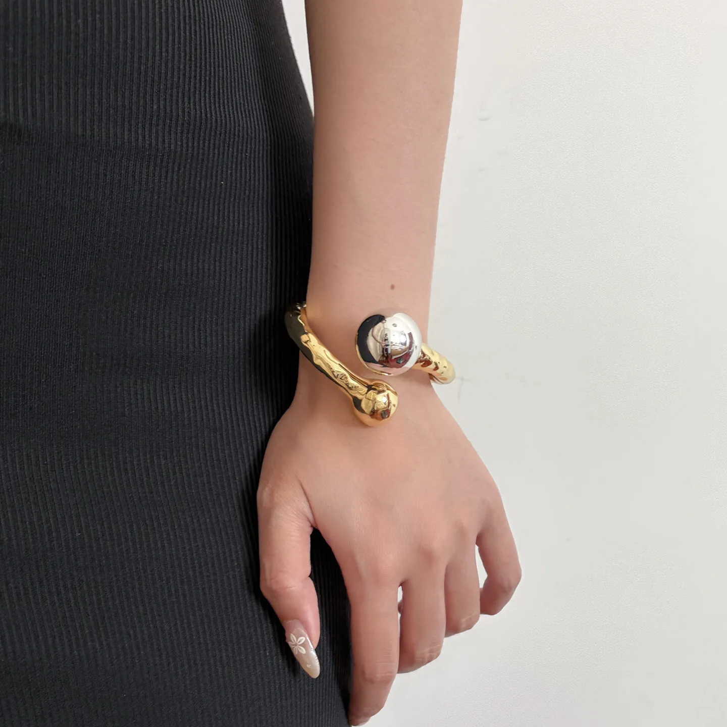 European American Heavy Hammered Texture Exaggerated Big Round Ball Open Bangle Personalized High‑End Bracelet For Women