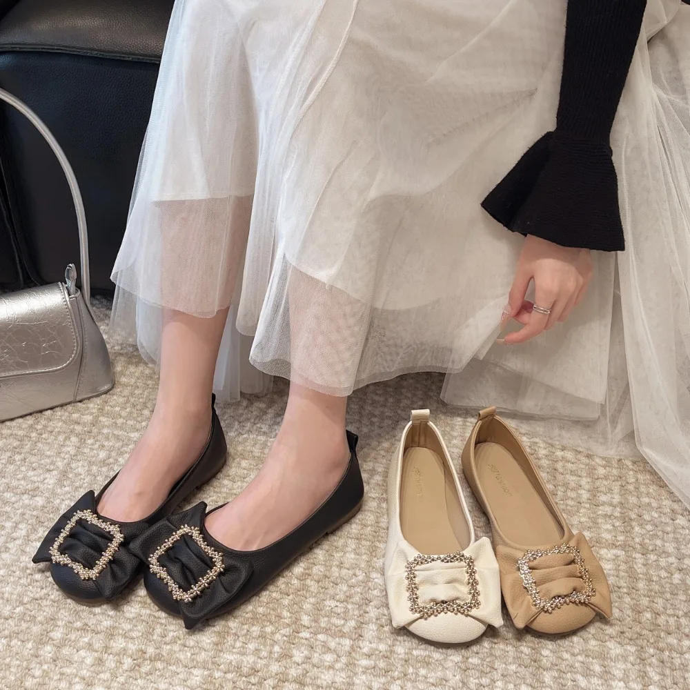 Damen-Ballerinas aus weichem Leder mit Strass-Quadratschnalle und Schleife, runder Zehenpartie und zum Hineinschlüpfen